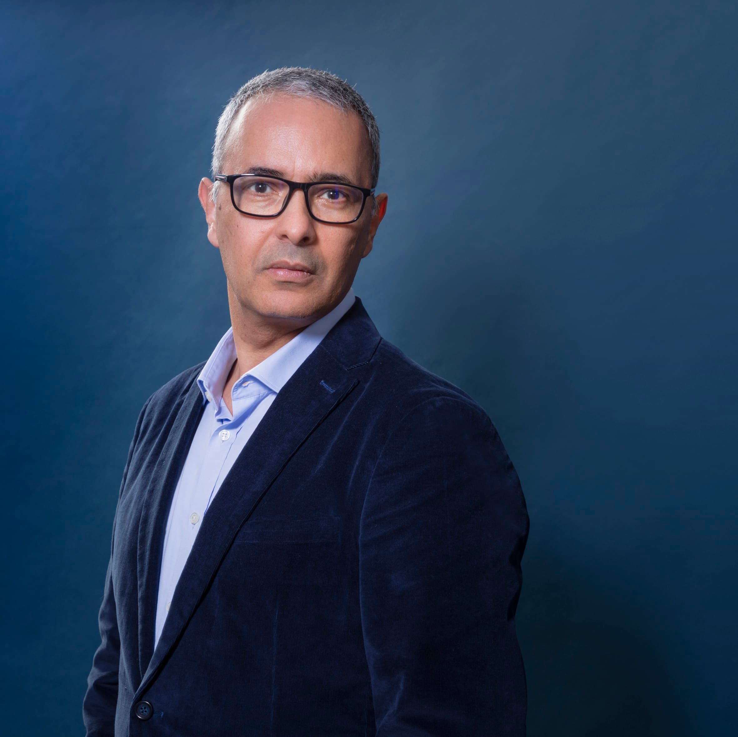 https://studio-twin-archive.ams3.cdn.digitaloceanspaces.com/websites/media/crossing-border/DAOUD_Kamel_2024_Francesca_Mantovani®Gallimard_87A8234 copy-1.jpg